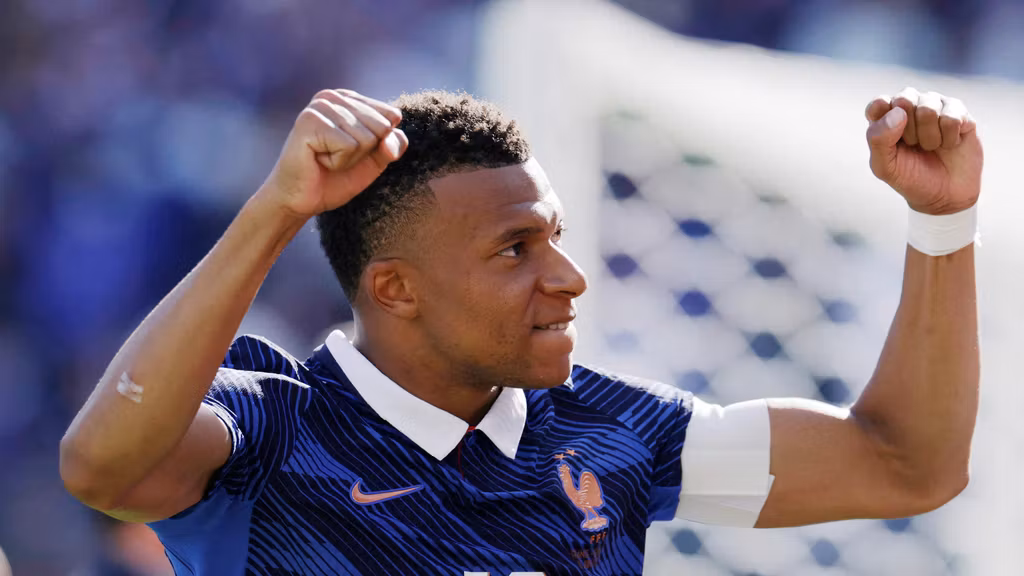 Kylian Mbappé celebra uno de sus goles en el primer partido.
