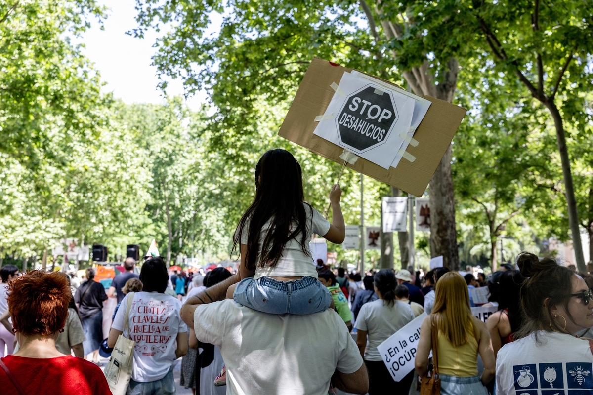 Manifestantes portan pancarta con lema 'Stop desahucios' durante una manifestación en defensa del derecho al acceso a la vivienda en Madrid. (Ricardo Rubio / Europa Press)