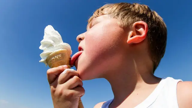 Niño comiendo helado