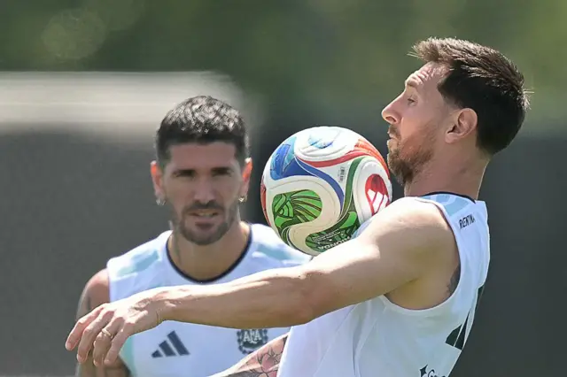 Lionel Messi en un entrenamiento de la selección argentina con el balón en el pecho.