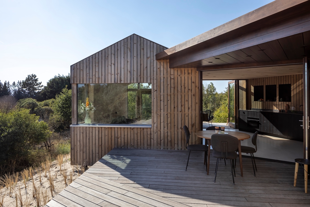 Terraza de la casa prefabricada modular Duinhuis, en Goeree-Overflakkee (Países Bajos). (Henny van Belkom / Woonpioniers)