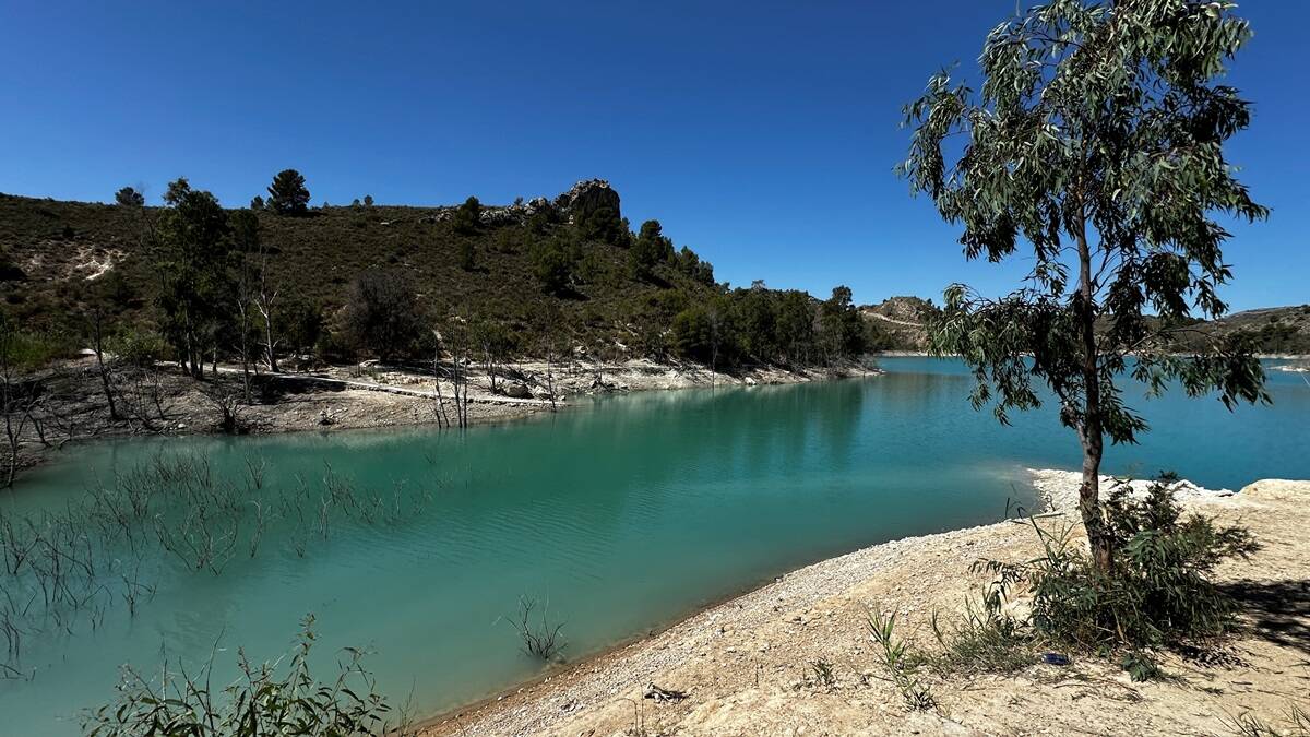 Foto: Vista panorámica del embalse murciano, uno de los destinos más frecuentados durante el verano por la belleza de su paisaje y su entorno natural. (Región de Murcia Film Commision)