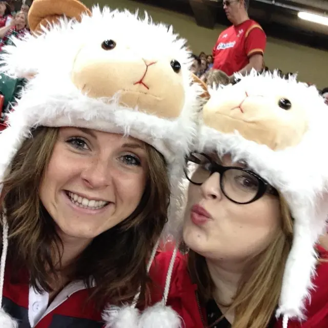 Gemma y Helen tomándose una selfie en la grada del Principality Stadium.