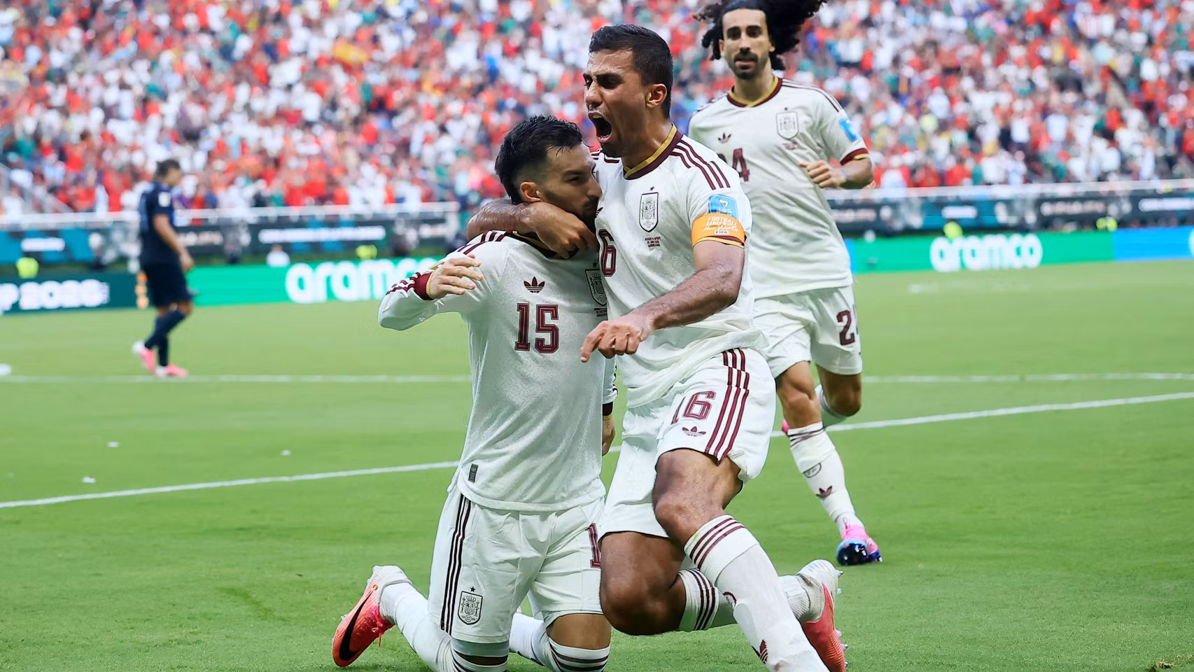 Baena, Rodri y Cucurella celebran el gol de España ante Uruguay.