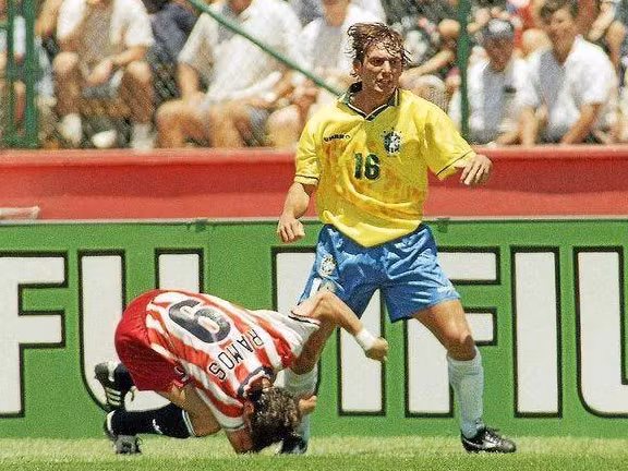 Tab Ramos después de recibir el codazo en el Mundial.