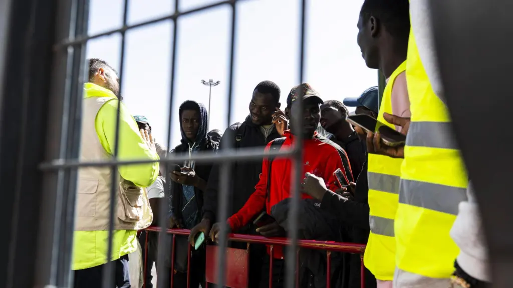 Atención a inmigrantes en sus trámites para acogerse a la regularización masiva, en el Puerto del Almería.
