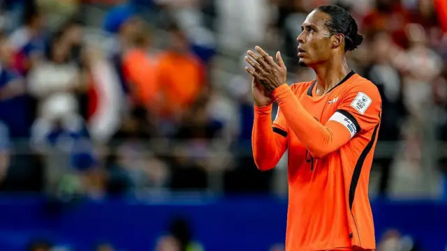 Virgil van Dijk, vistiendo el famoso uniforme naranja de los Países Bajos, aplaude a los aficionados durante el partido entre los Países Bajos y Japón en el Mundial de 2026 en Dallas, el 14 de junio de 2026.