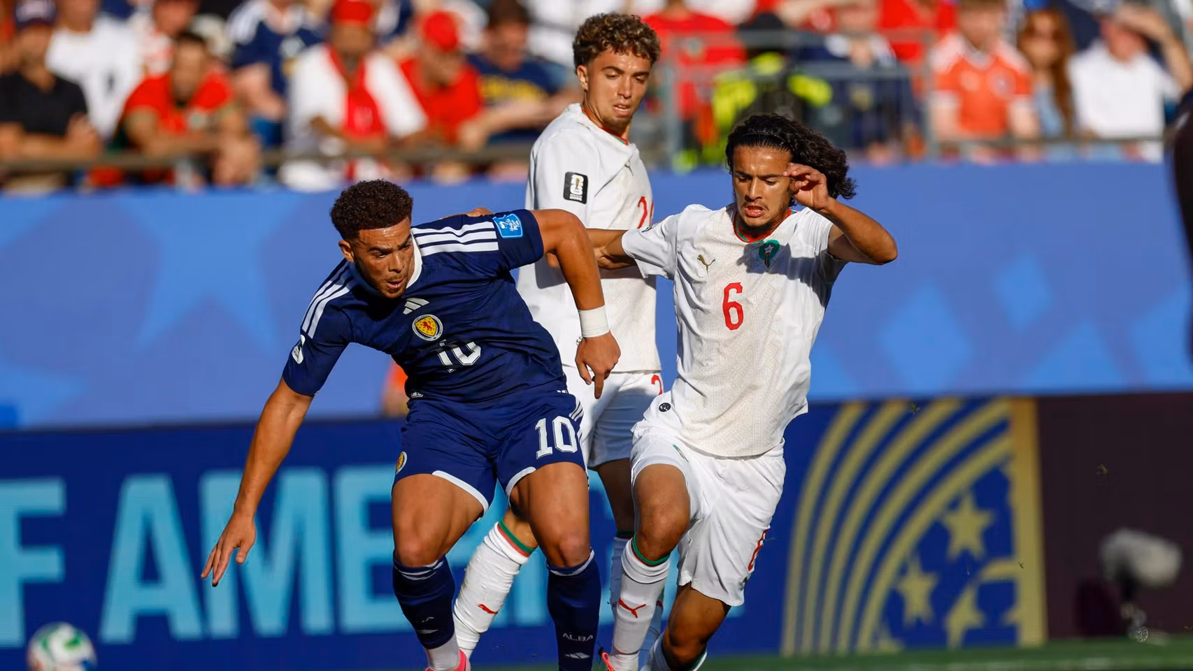 Ayyoub Bouaddi disputando un balón en el Escocia - Marruecos del Mundial.