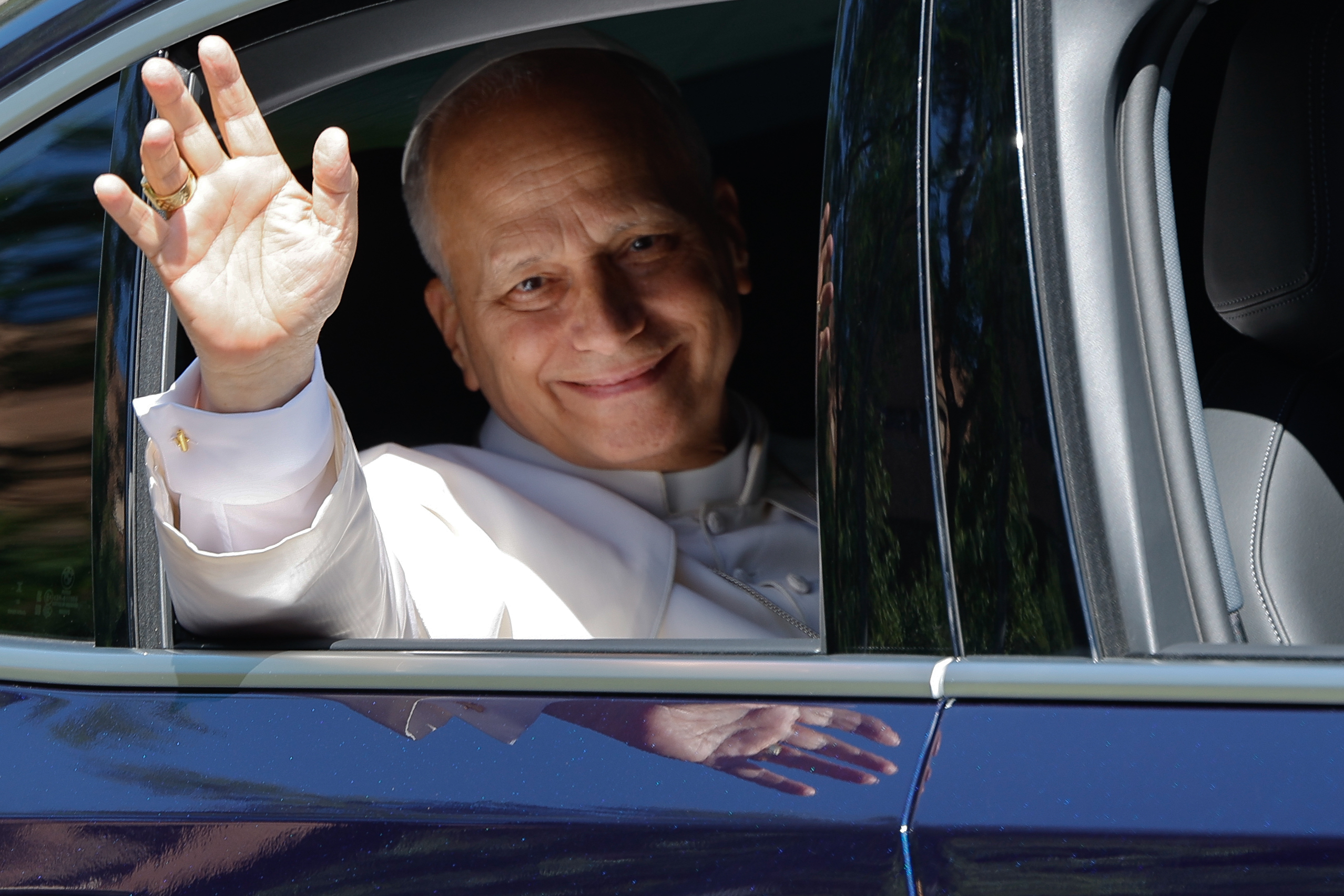 El papa León XIV saluda a los fieles de camino a la Conferencia Episcopal.