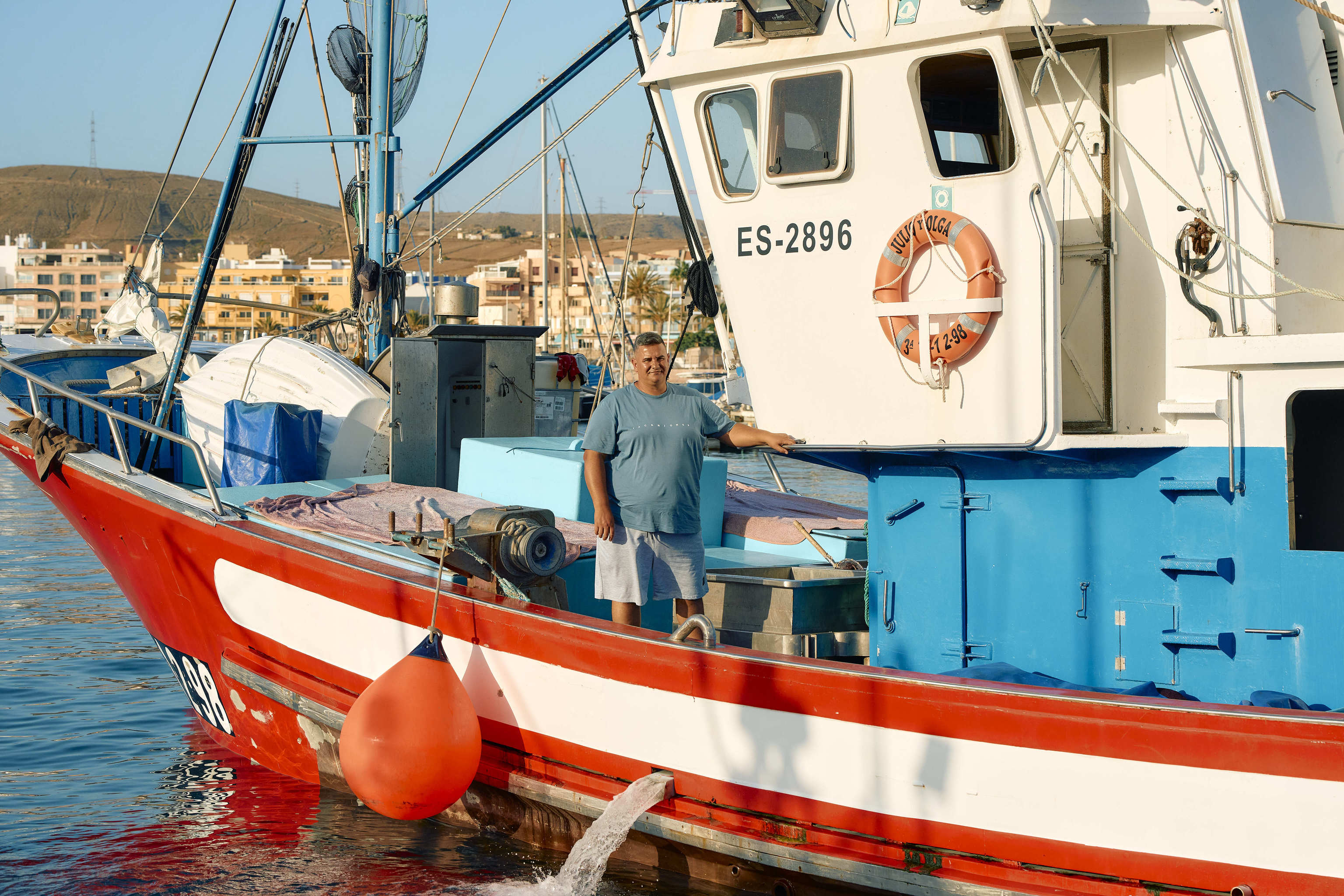 Jesús en su barco en el muelle de Arguineguín
