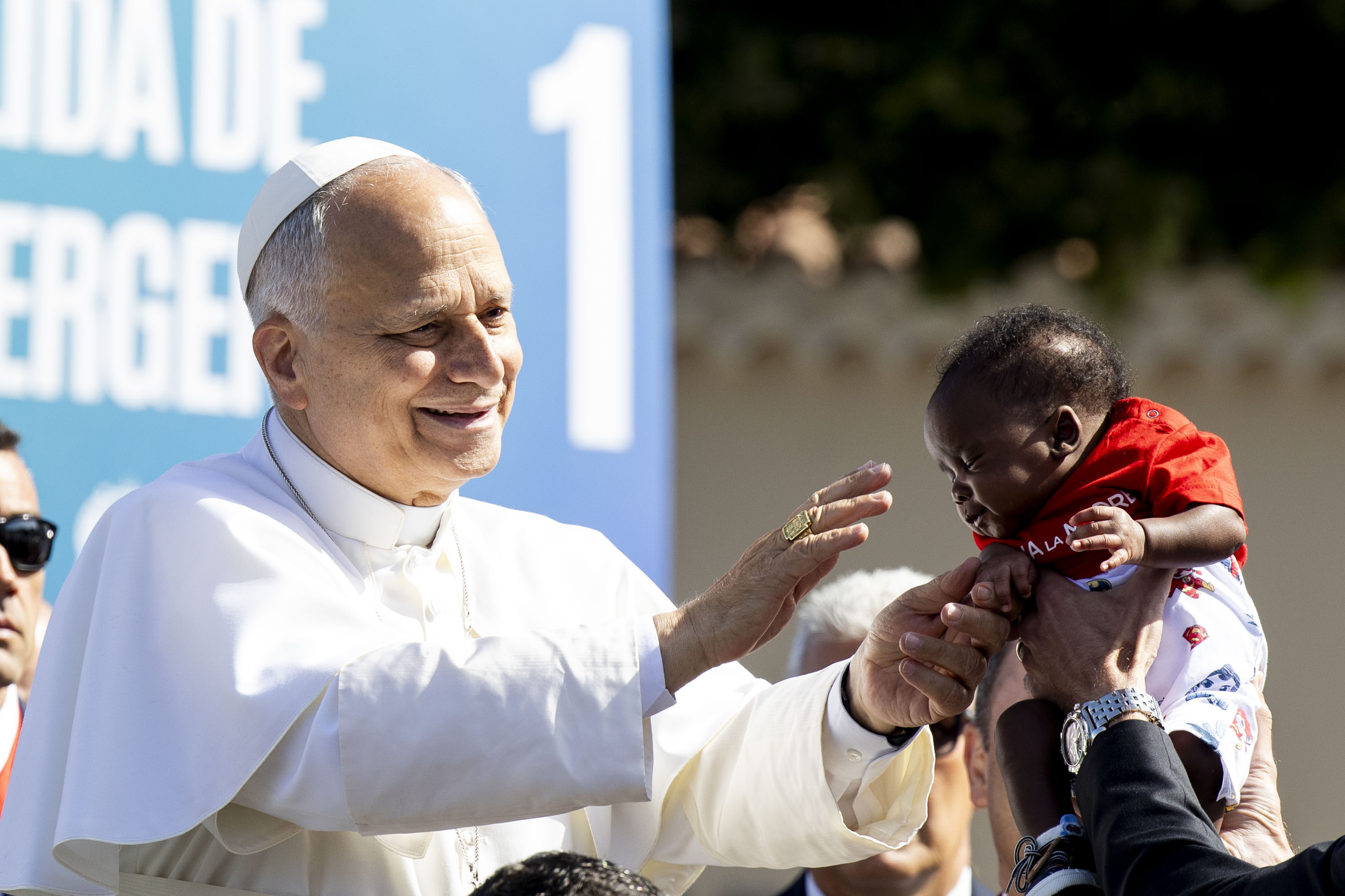 El Papa León XIV bendice a un bebé, ayer en Tenerife