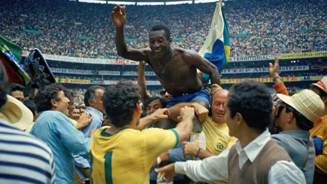 Pelé siendo levantado en hombros por sus compañeros