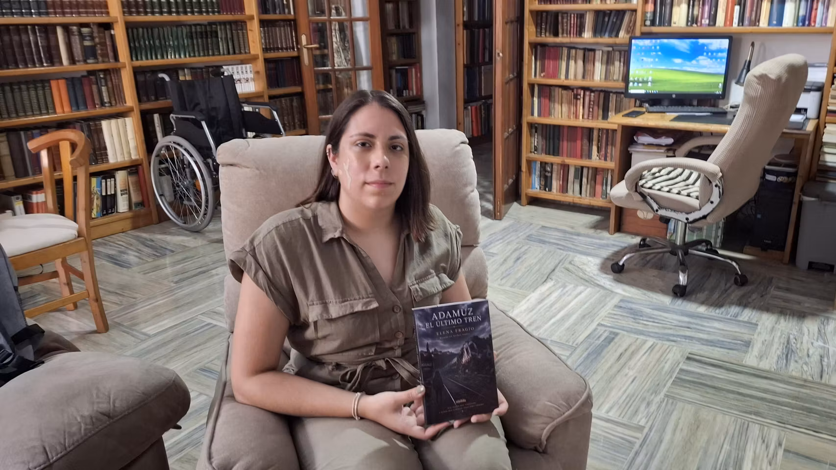 Elena Fragio, en su casa, posa para la entrevista junto a su libro Adamuz, el último tren. 