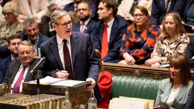 Keir Starmer interviniendo en la Cámara de los Comunes durante la sesión de preguntas al primer ministro.