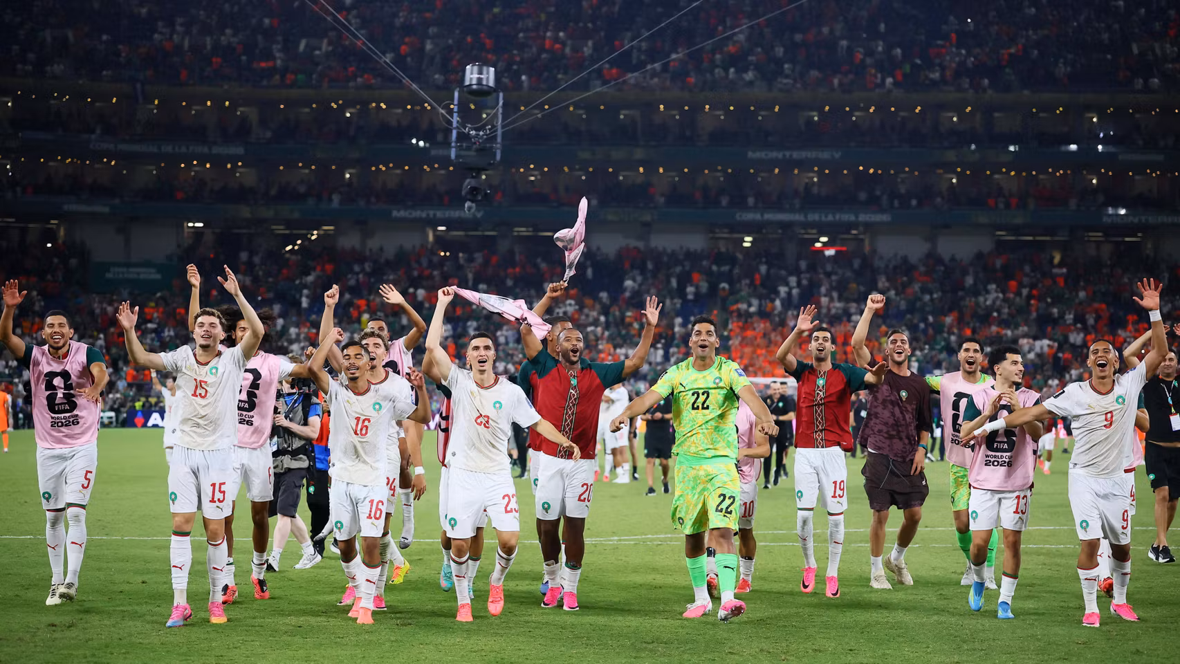 La selección de Marruecos celebra la clasificación a los octavos de final.