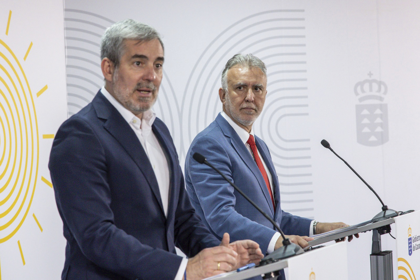 El presidente de Canarias, Fernando Clavijo (izda.) y el ministro de Política Territorial, Ángel Víctor Torres.