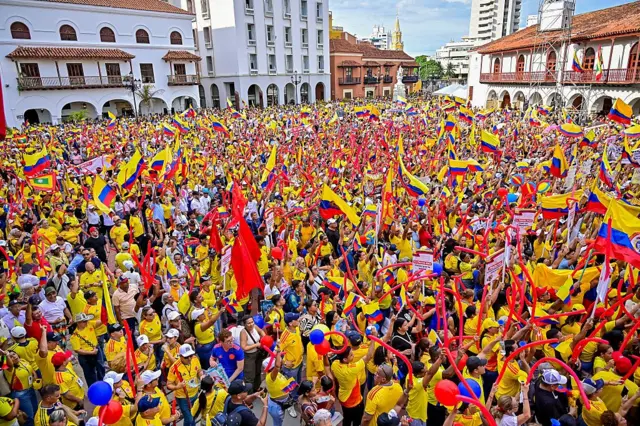 Seguidores de Abelardo De la Espriella muestran banderas de Colombia y visten camisetas de la selección de fútbol de su país durante un acto de campaña en Cartagena el 9 de junio de 2026.