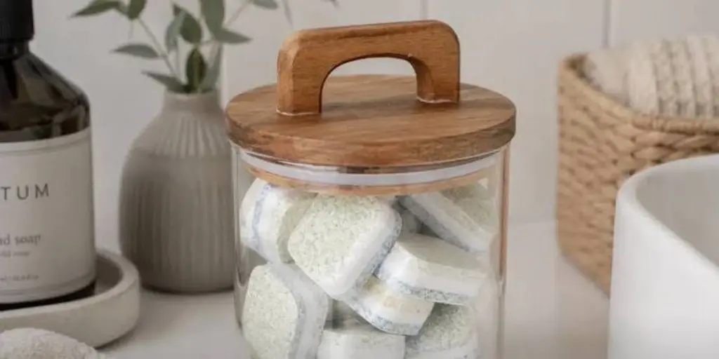 Baño impecable sin frotar: el truco de los Suecos con pastillas para lavavajillas