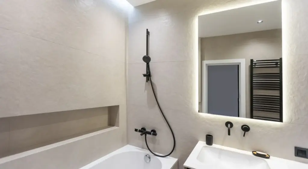 Baños pequeños: el truco de los azulejos de gran formato para ganar amplitud