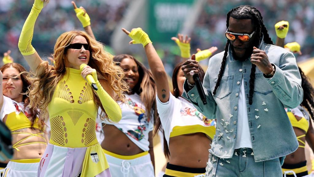 Shakira, junto a Burna Boy.