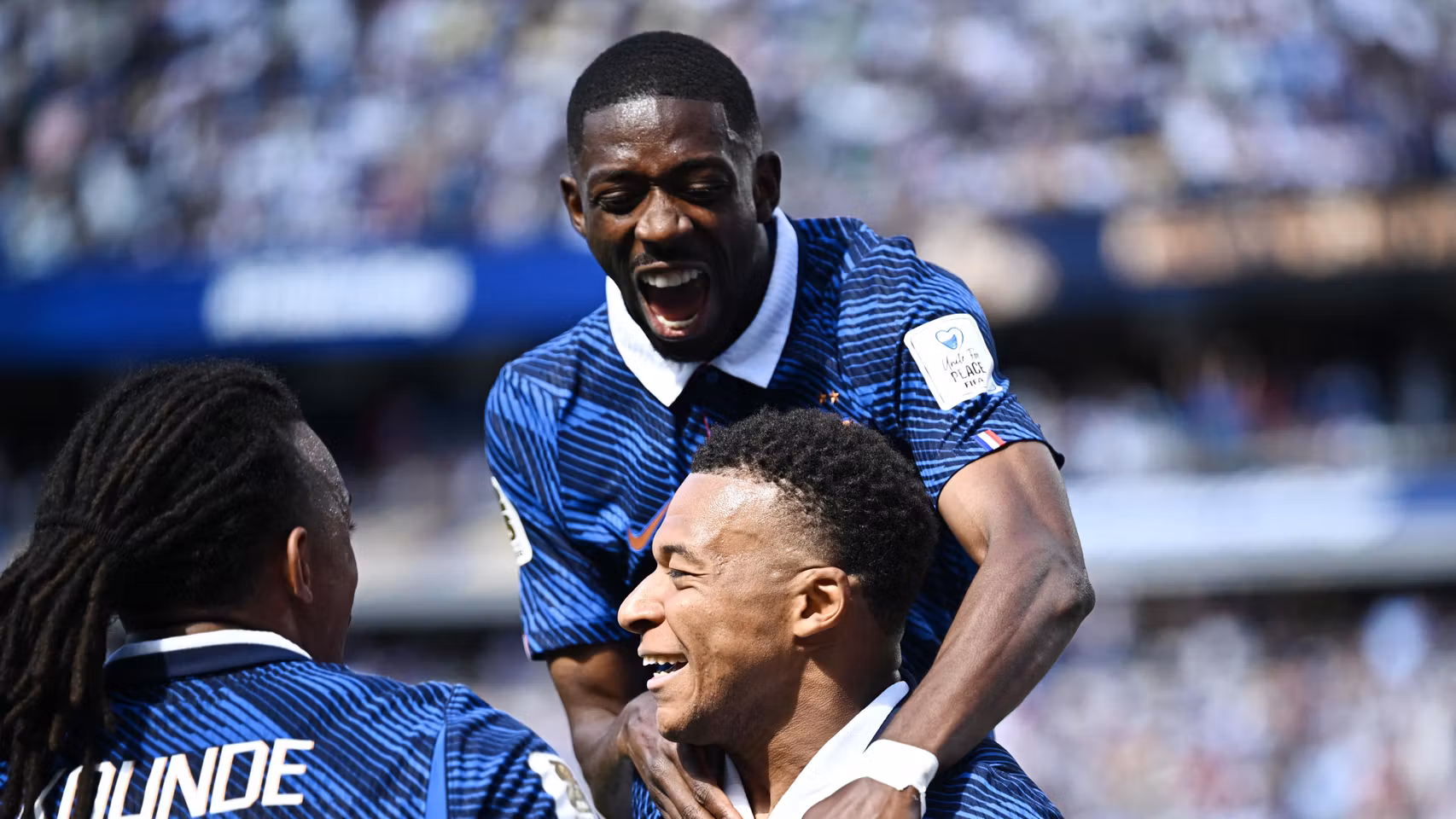 Dembélé celebra un gol con Mbappé durante el Mundial.