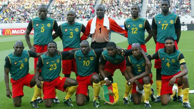 Foto del equipo de Camerún en el Mundial de 2002