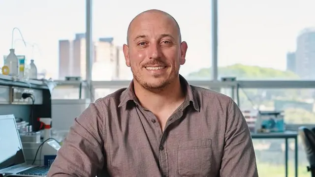 Gonzalo Moratorio en el laboratorio