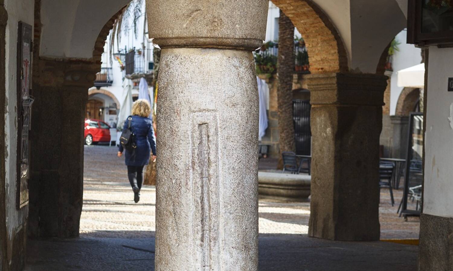 Foto: La villa medieval de Extremadura que tiene una curiosa columna en una de sus plazas. (Instagram/@extremadura_tur)