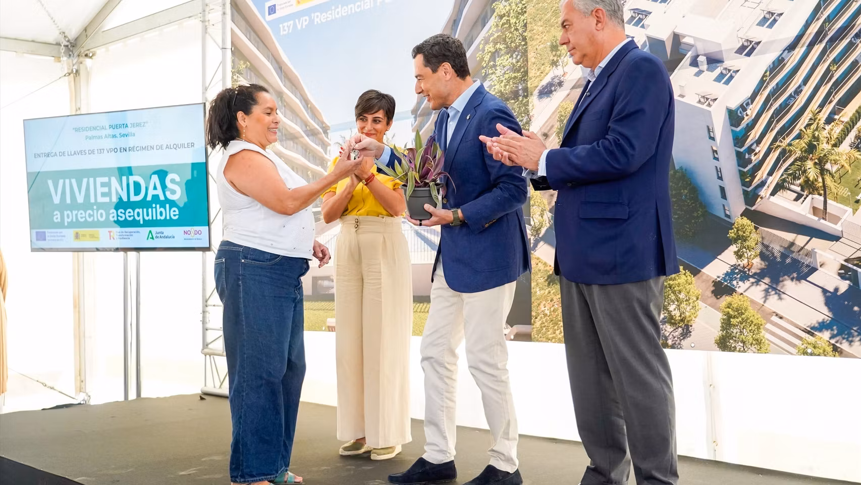 Juanma Moreno en la entrega de llaves de unas viviendas asequibles en Palmas Altas, Sevilla