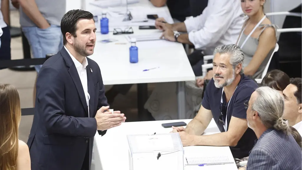 Enrique Riquelme votando en las urnas de las elecciones del Real Madrid.