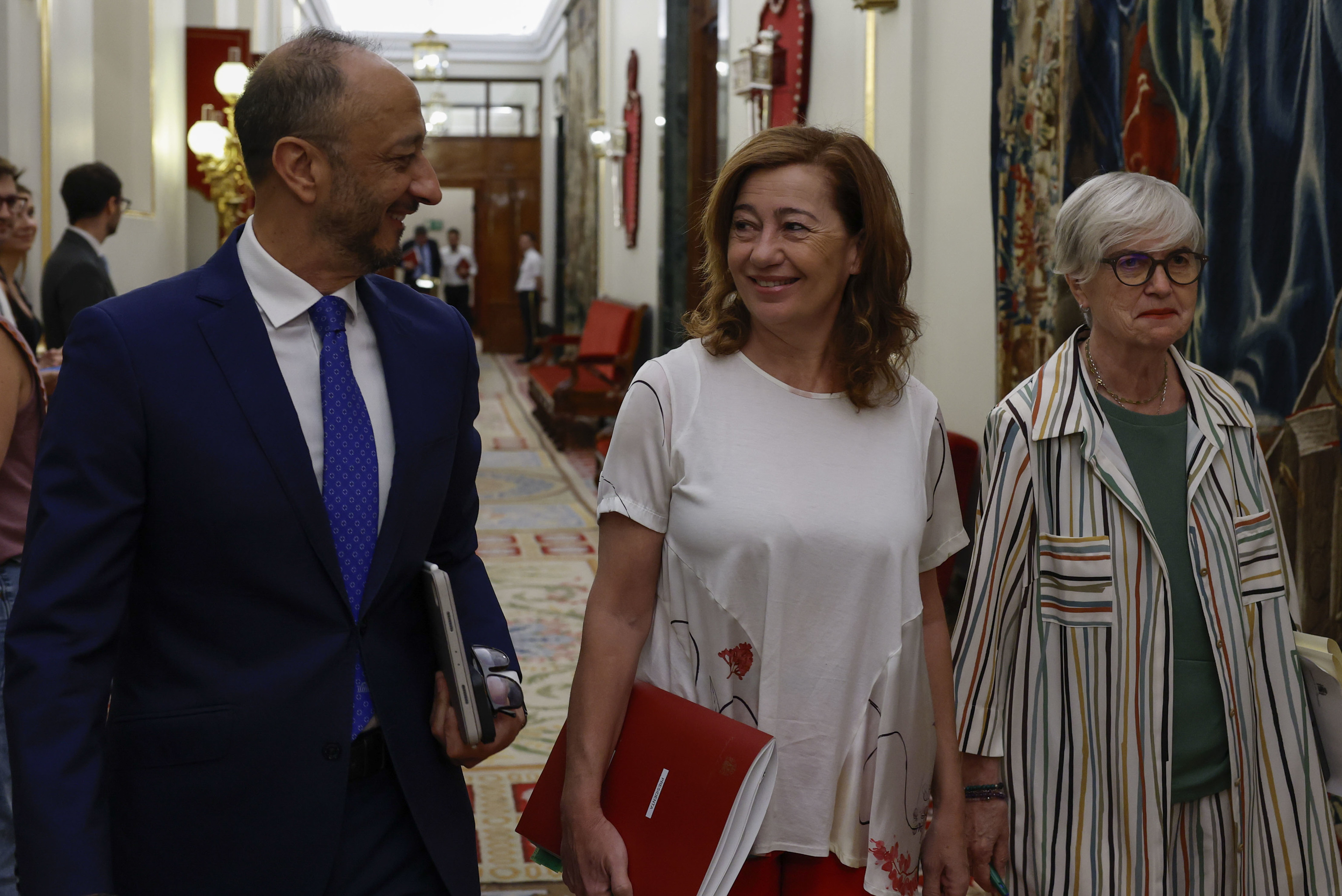 La presidenta del Congreso, Francina Armengol, conversa con otros miembros de la Mesa que pertenecen al PSOE.