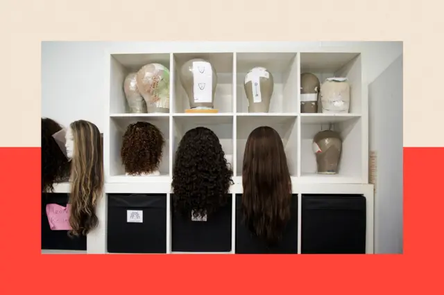Unas pelucas en una exhibición
