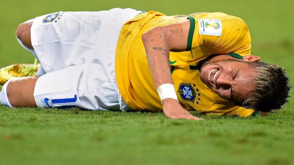 Neymar quejándose después de recibir el golpe en su lumbar.