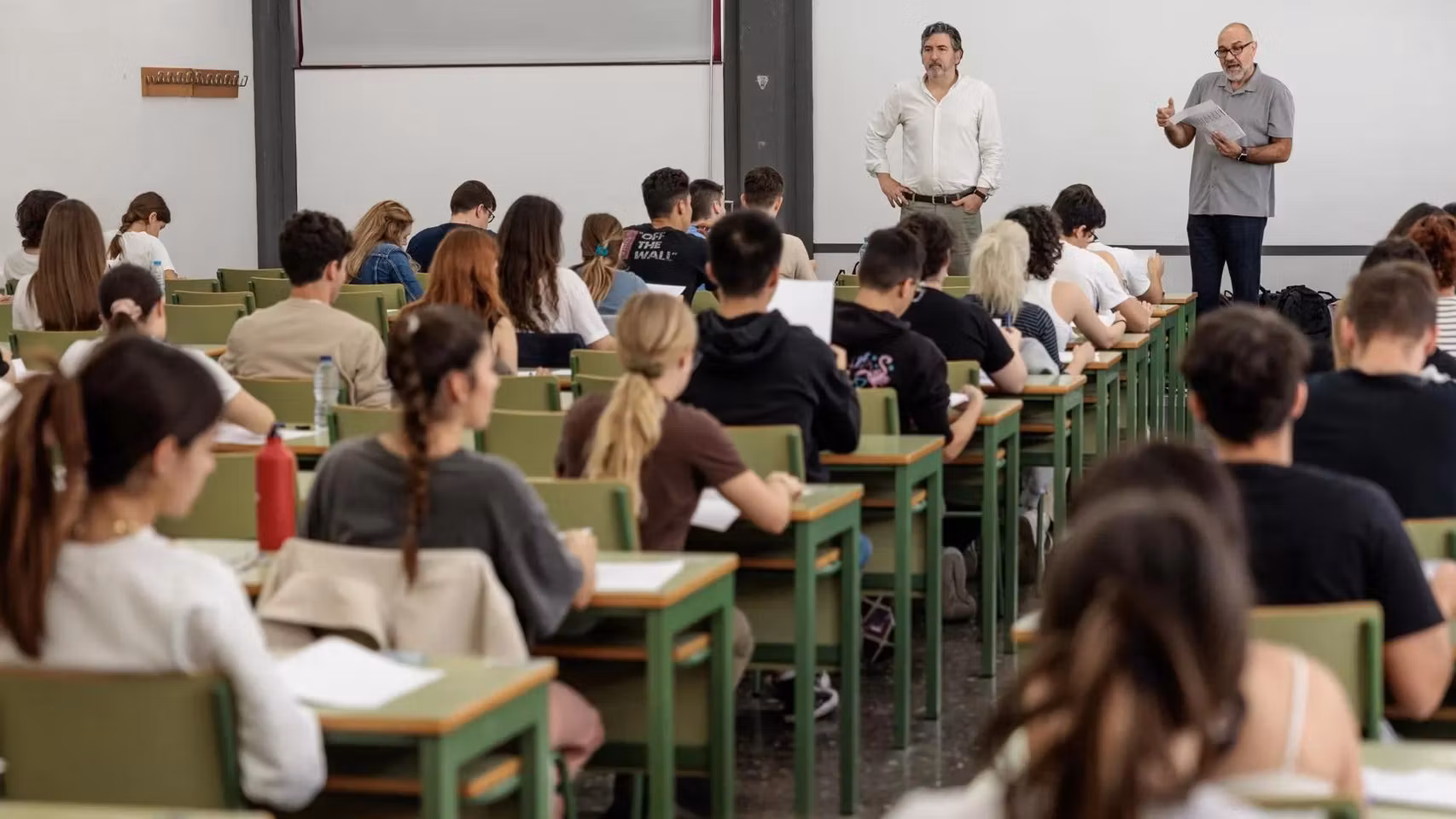 Dos profesores en un aula de examen. EFE