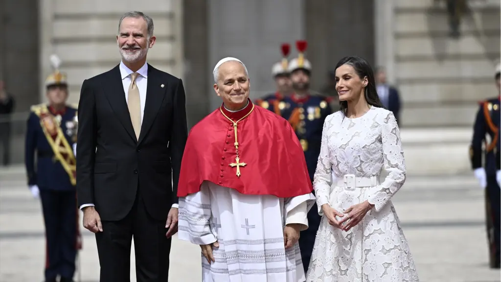 El Rey Felipe VI y la Reina Letizia asisten a la ceremonia de bienvenida al Papa León XIV en el Palacio Real.