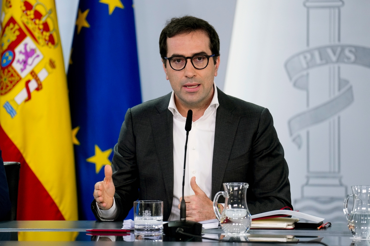 El vicepresidente primero y ministro de Economía, Comercio y Empresa, Carlos Cuerpo, durante la rueda de prensa posterior al Consejo de Ministros. (EFE/ Borja Sanchez-trillo)