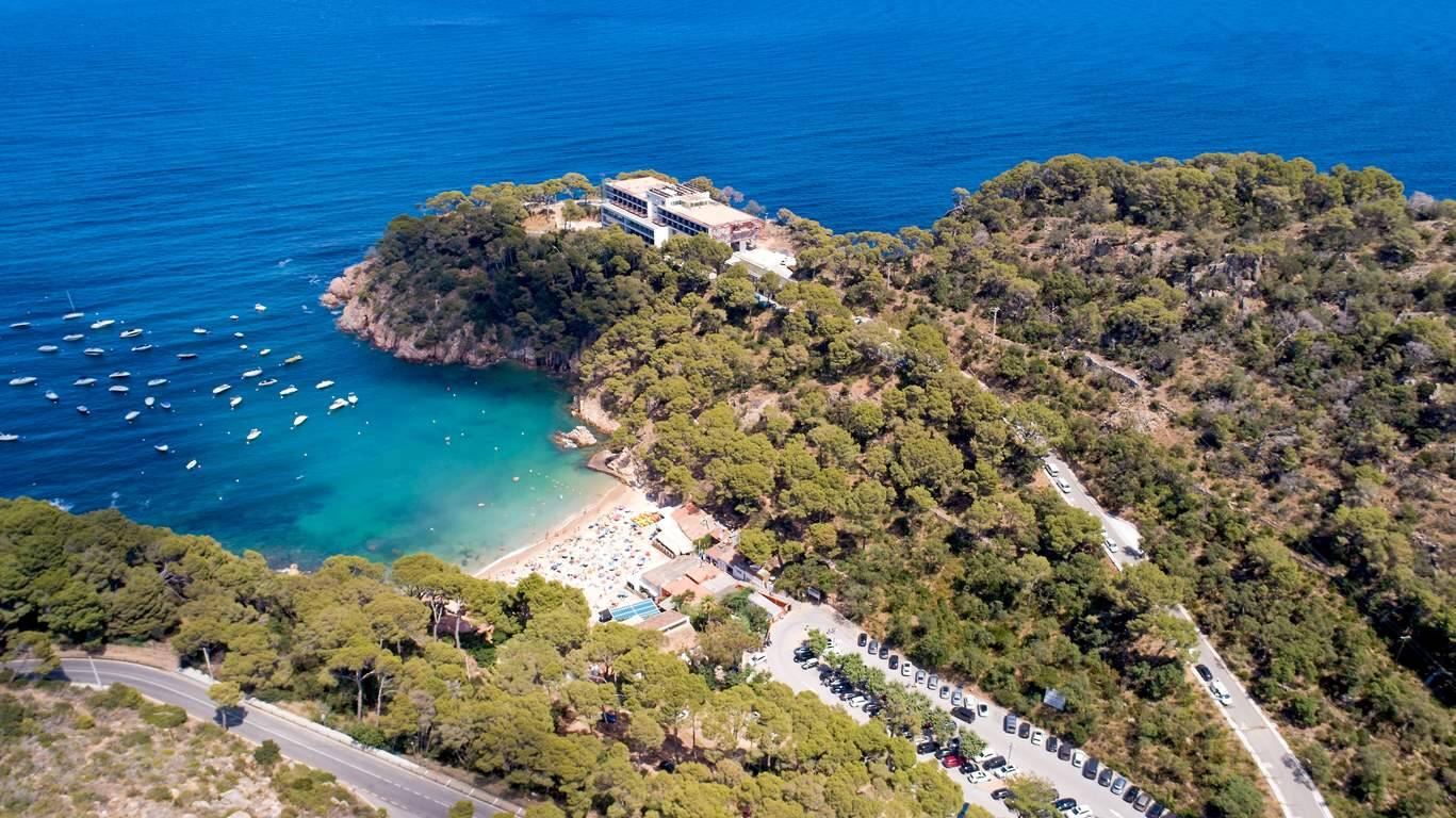 Foto: Este parador de la Costa Brava se asienta sobre un promontorio rocoso frente al Mediterráneo y ofrece vistas privilegiadas a una cala de aguas turquesa. (iStock)