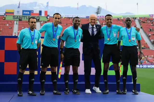 Pierluigi Collina, presidente del comité de árbitros de la FIFA, el árbitro Omar Artan, los árbitros asistentes Gilbert Cheruiyot y Abelmiro Montenegro, el cuarto árbitro Khalid Al Turais y el reserva AR Mohammed Al Abakry posan para una foto durante el partido por el tercer puesto de la Copa Mundial Sub-20 de la FIFA Chile 2025 entre Colombia y Francia en el Estadio Nacional Julio Martínez Prádanos el 18 de octubre, 2025 en Santiago, Chile