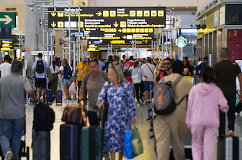 Viajeros con maletas caminan por el interior del aeropuerto de Málaga-Costa del Sol.