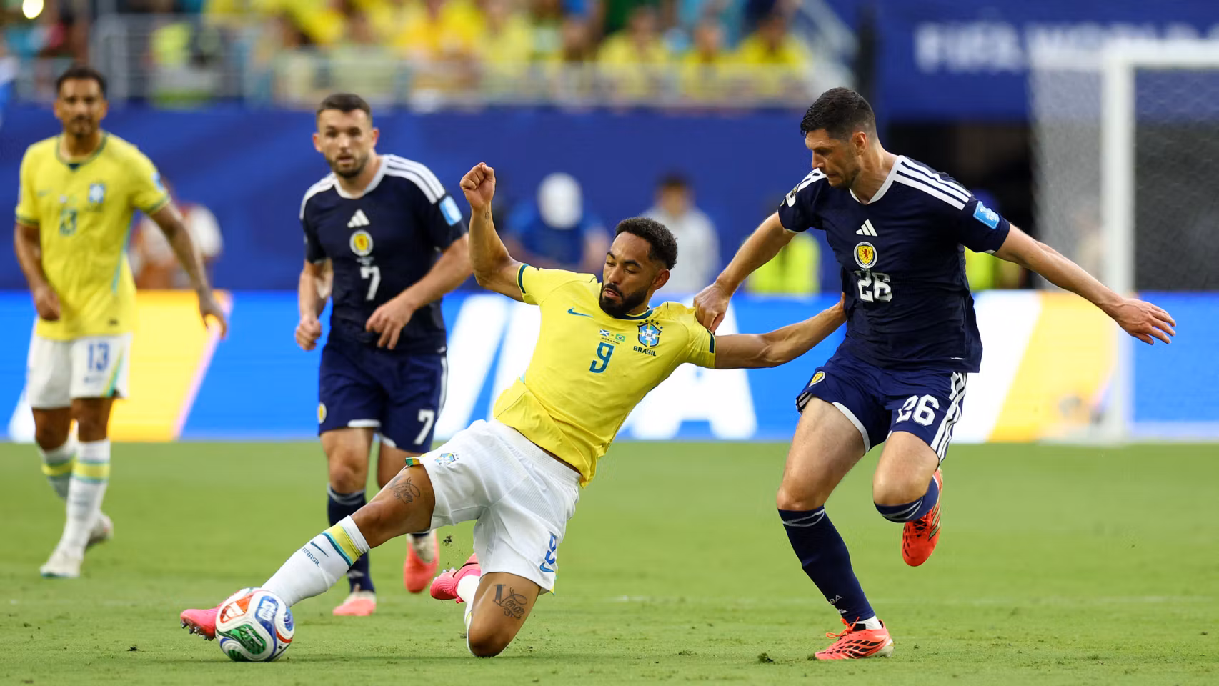 Matheus Cunha, en la pelea por el balón.