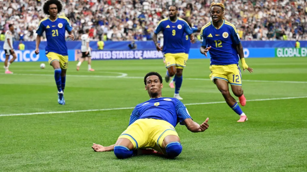 Comenencia celebra el primer gol de Curazao en un Mundial de fútbol.