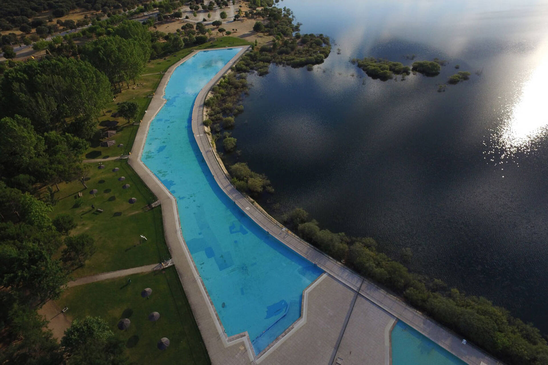 Foto: Imagen de la piscina de la Comunidad de Madrid que es considerada la más grande de España. (Ayuntamiento Buitrago de Lozoya)