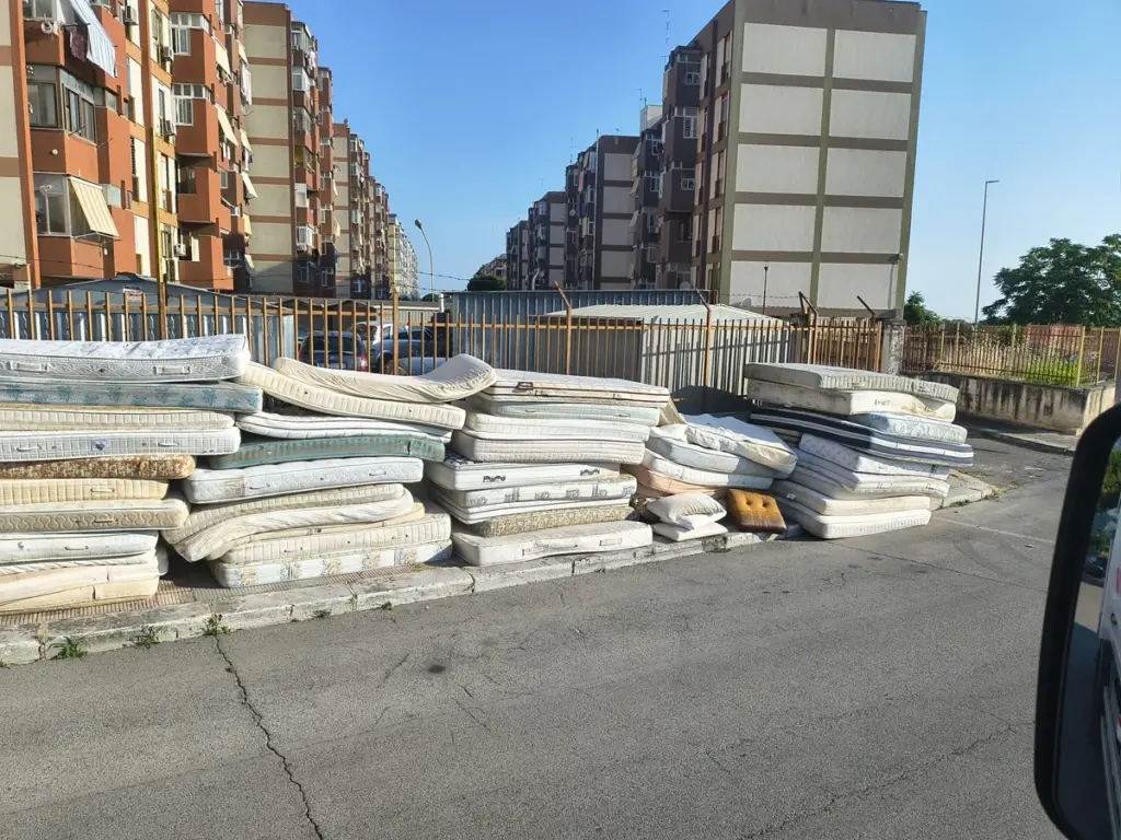 Caos en Bari: la dura advertencia de Vito Leccese por los 40 colchones