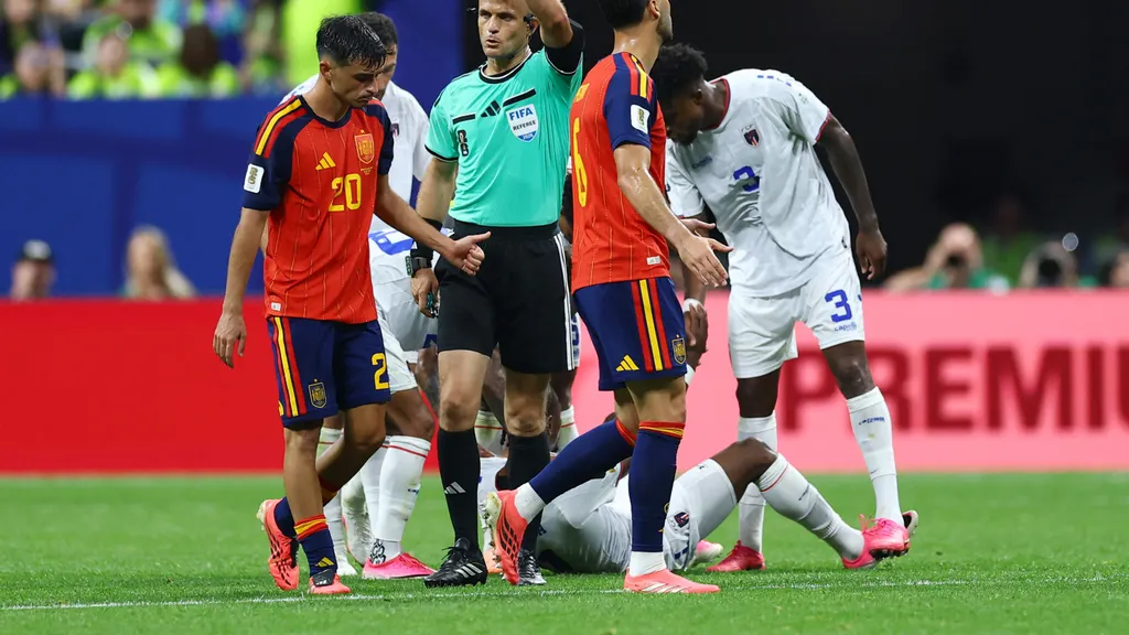 Pedri recibiendo amarilla por agarrar a un jugador de Cabo Verde.