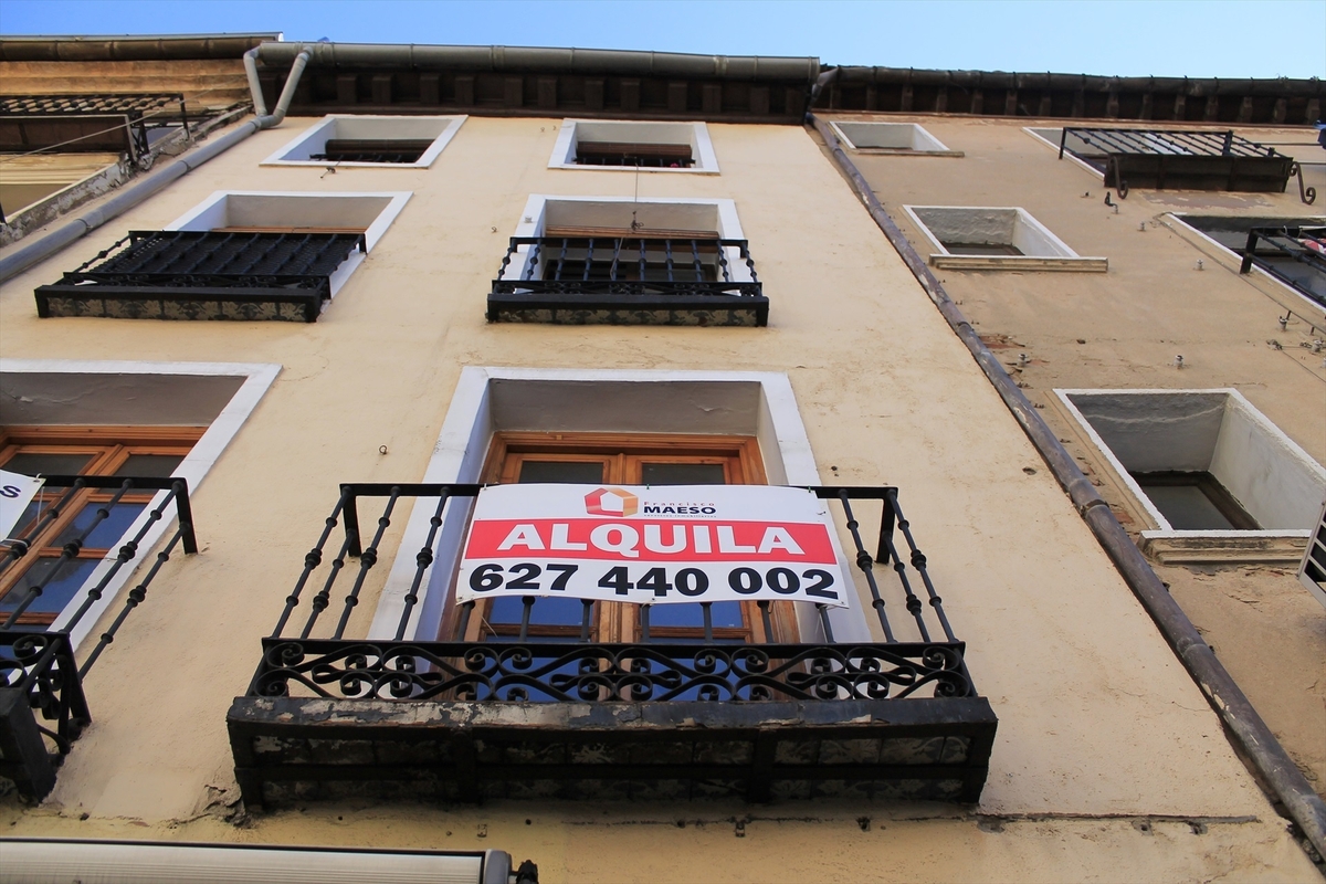 Cartel de piso en alquiler.