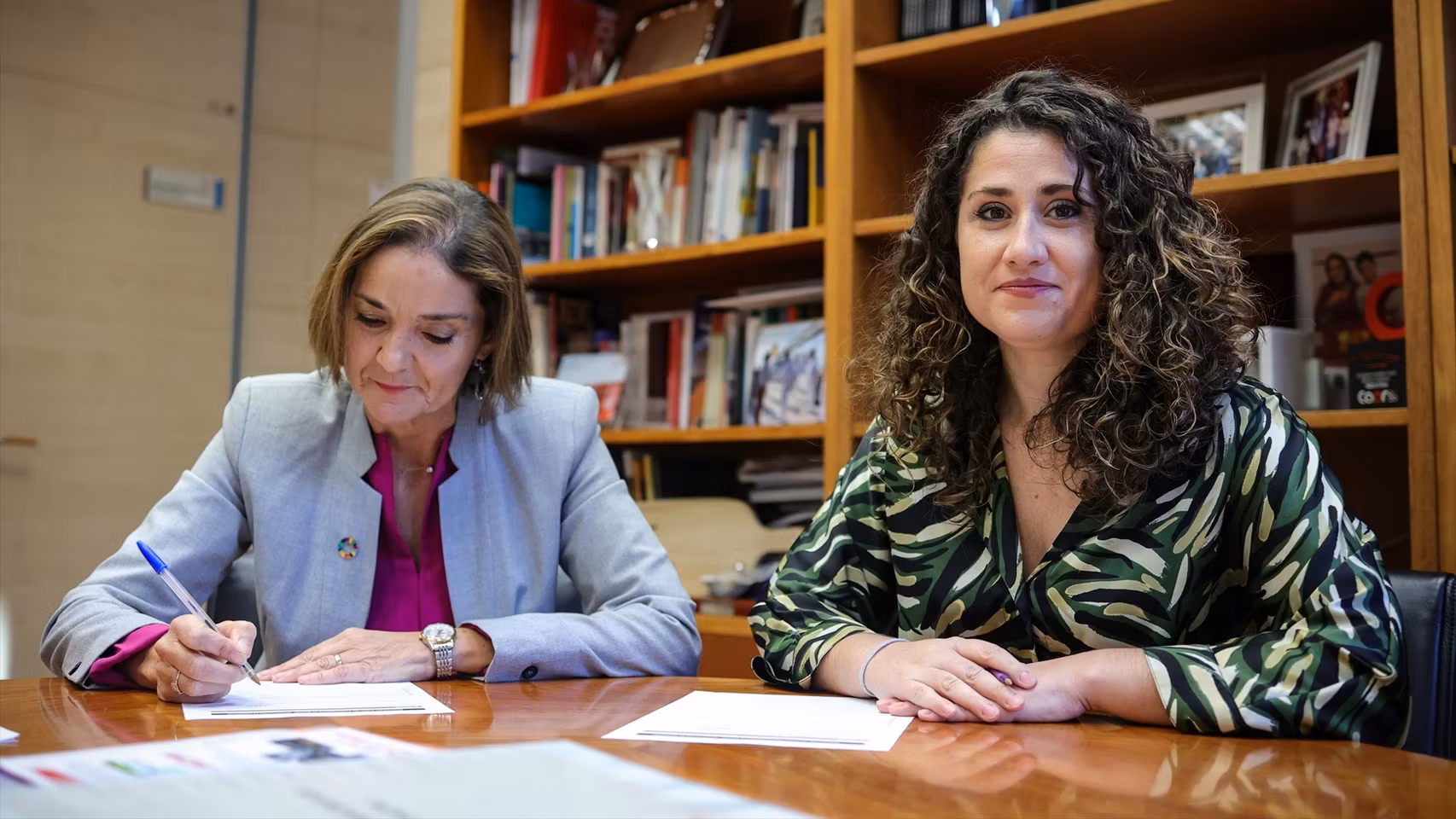 Reyes Maroto junto a Enma López en su despacho del grupo municipal del PSOE en al Ayuntamiento de Madrid.