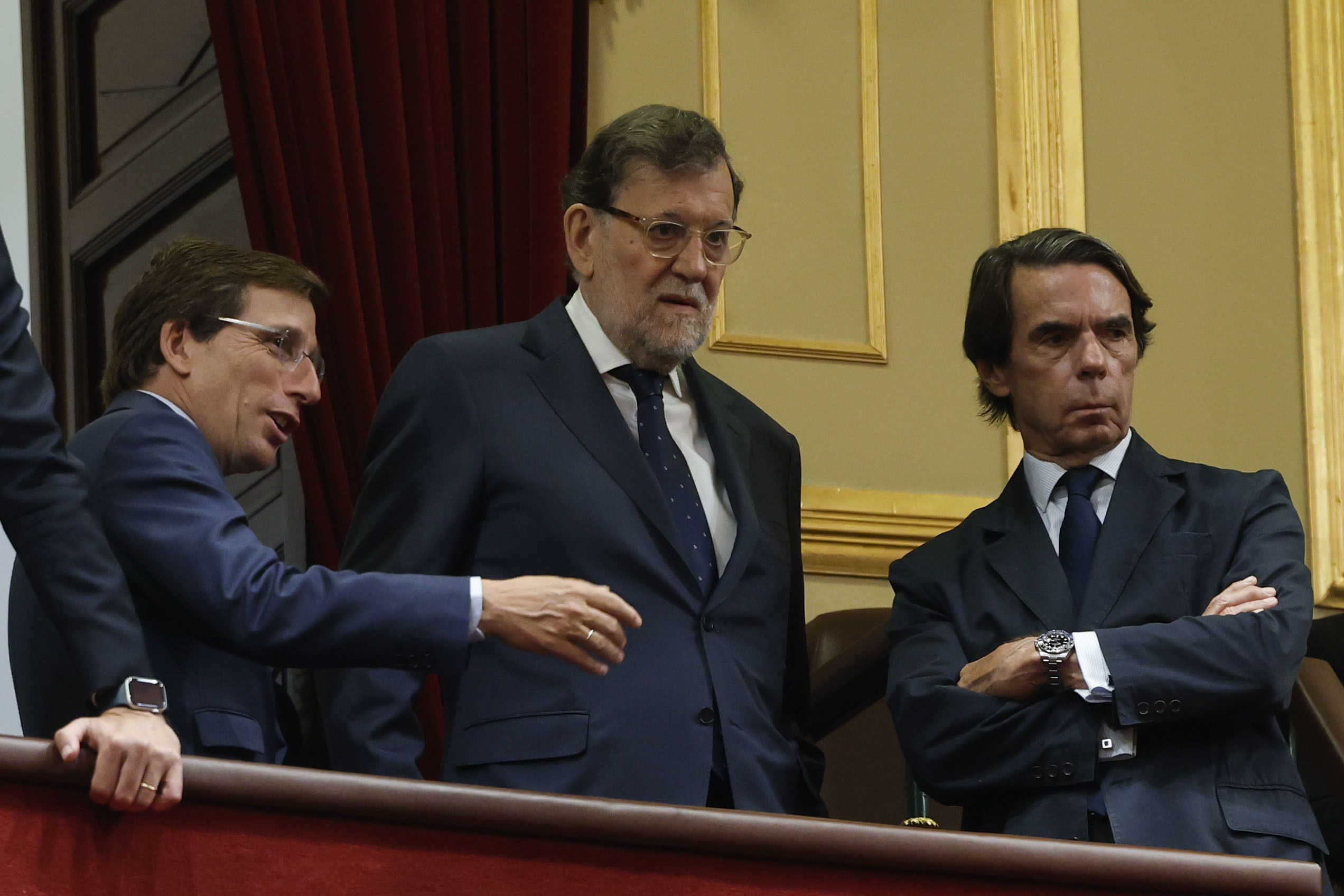 Los expresidentes del Gobierno, Mariano Rajoy (c) y José María Aznar (d) conversan con el alcalde de Madrid, José Luis Martínez Almeida (i) en la tribuna de invitados a su llegada al Congreso de los diputados