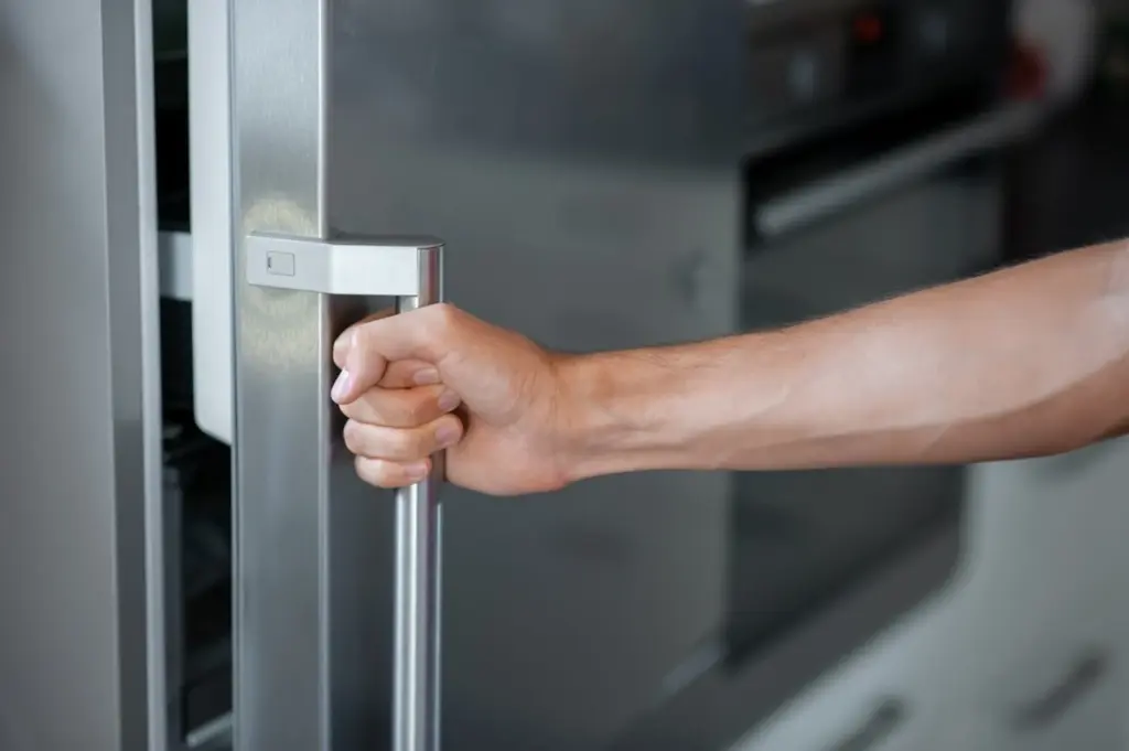 Cocina de revista: el truco de la nevera integrada para ganar amplitud