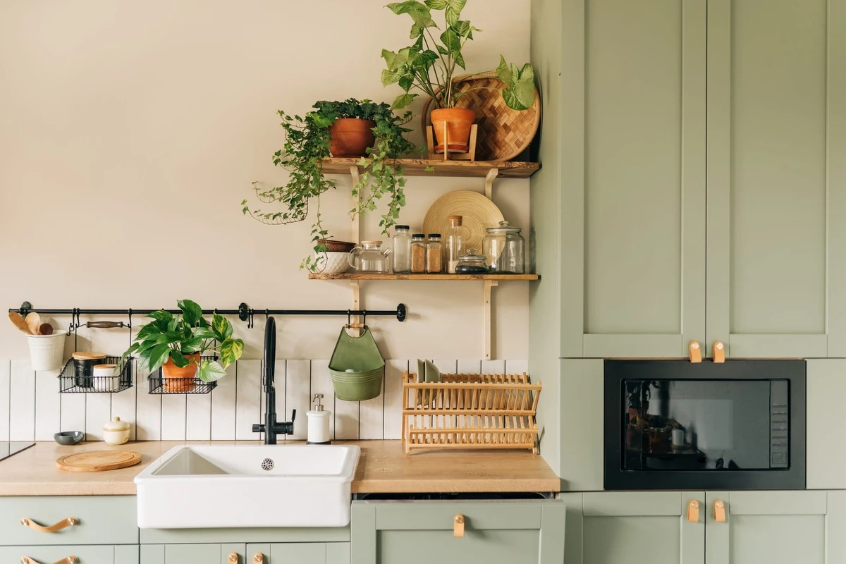 Cocina oscura y pequeña: el truco de diseño de interiores para ampliarla - image 1
