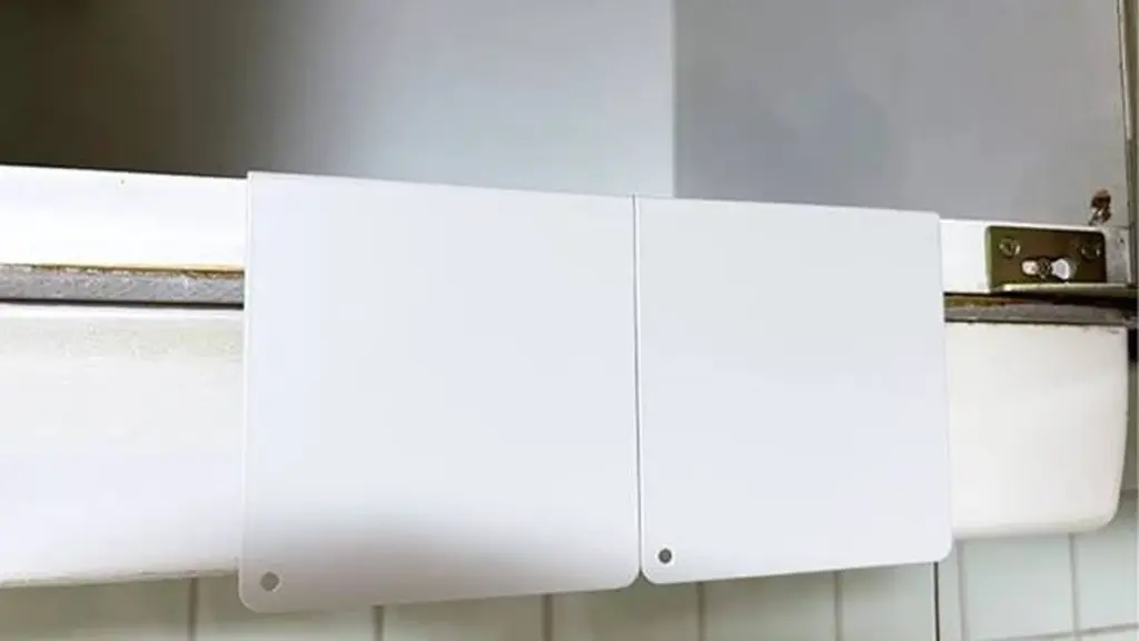 Cocina pequeña: el truco del sujetalibros para un almacenamiento flotante sin agujeros